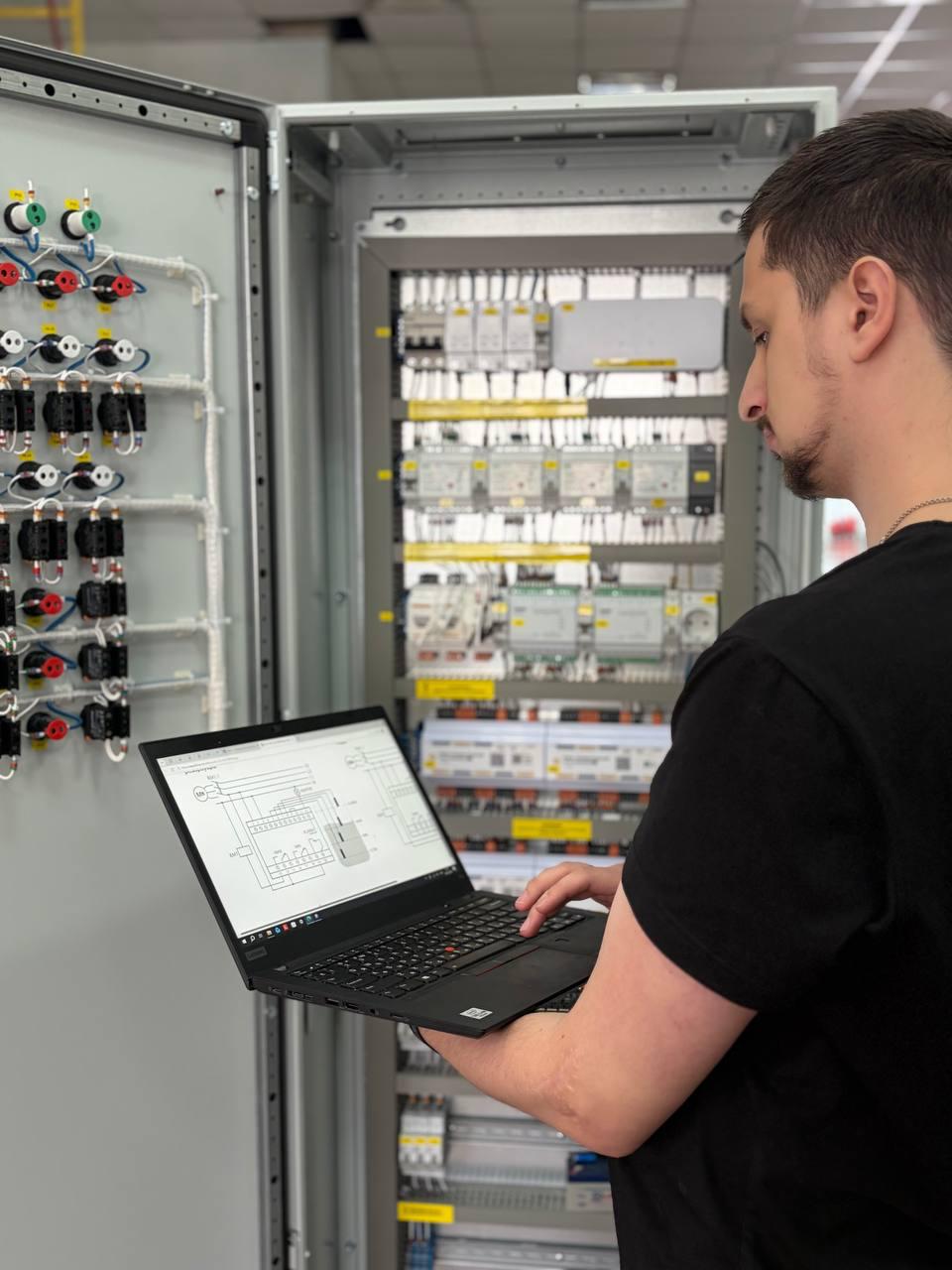 Инженер ectoControl настраивает шкаф диспетчеризации на производстве