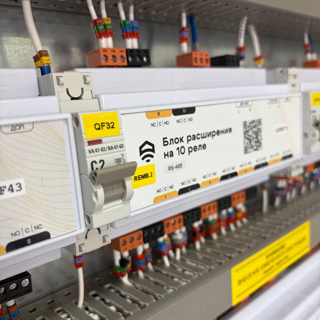Блок расширения на 10 реле ectoControl с QR-кодом со схемой шкафа