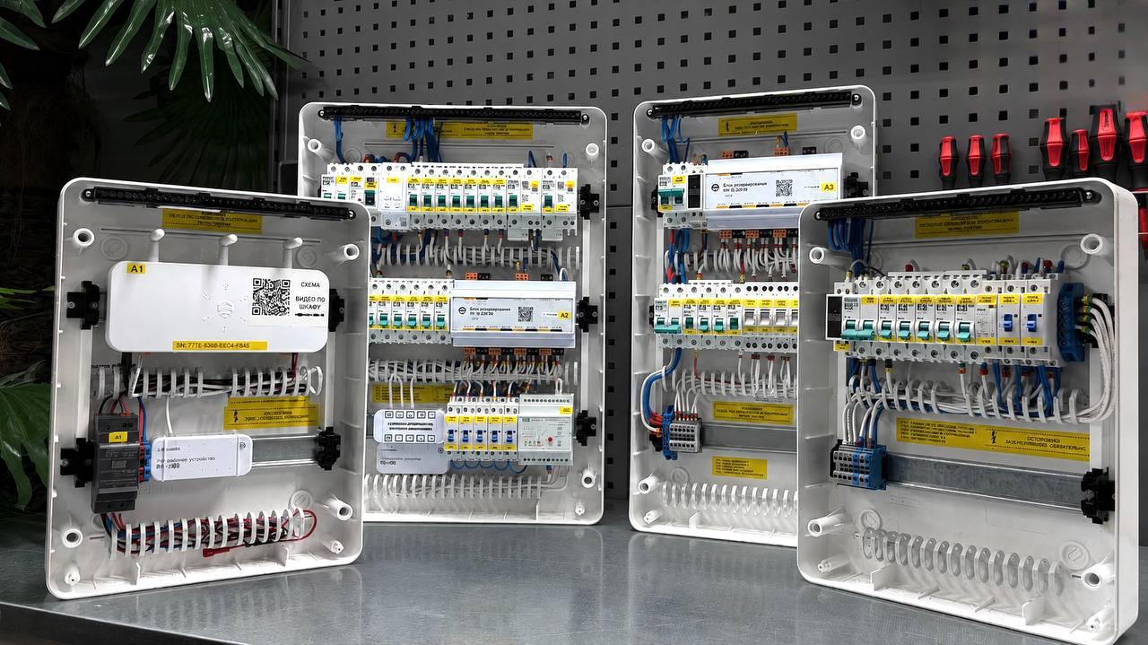Четыре настенных шкафа диспетчеризации ectoControl в сборке
