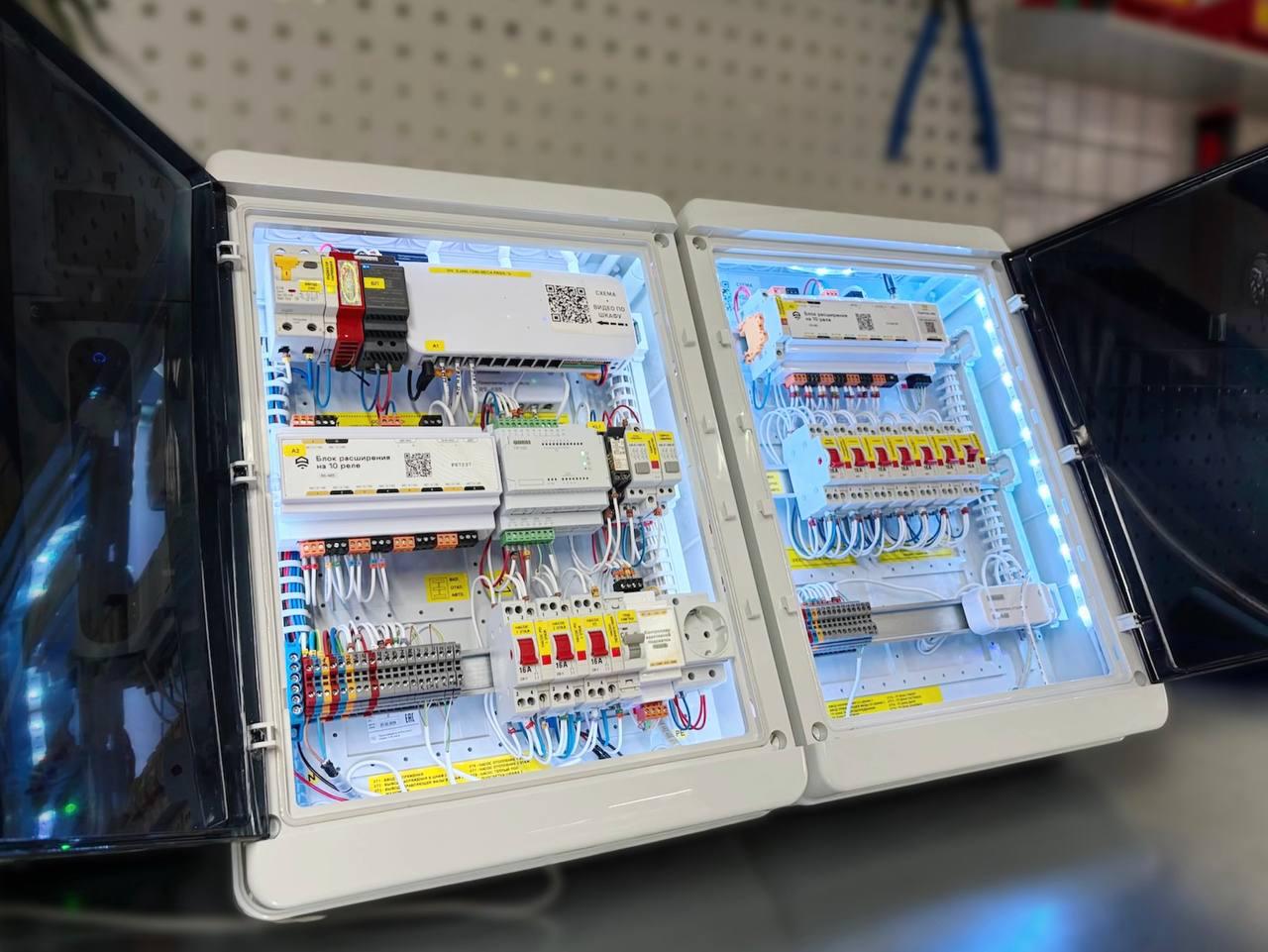 Компактные настенные шкафы диспетчеризации ectoControl с подсветкой монтажа